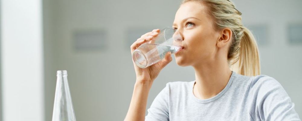 为什么过量喝水容易产生不适 过量喝水会出现哪些不适现象 日常喝水要避开哪些误区