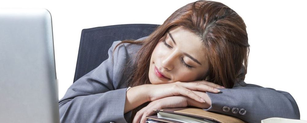 午睡不超过1小时会减缓大脑早衰吗 日常午休要注意什么 适当午休有什么好处呢