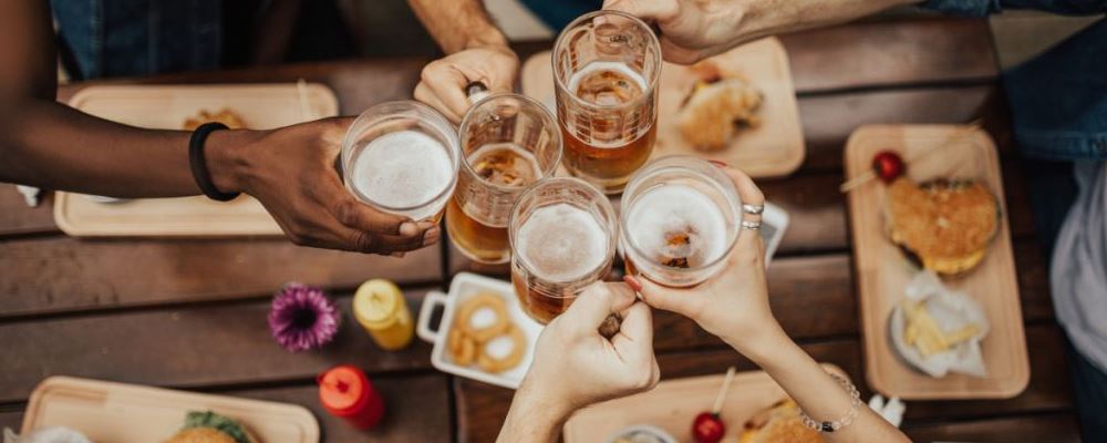 过量饮酒对大脑影响长达6周是真的吗 长期过量喝饮酒对身体的危害是什么 长期过量喝饮酒对身体有哪些危害